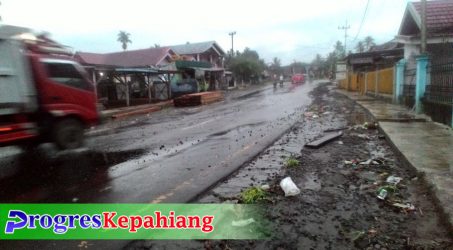 Drainase Tak Berfungsi, Jalan Raya di Beberapa Titik di Kepahiang Dialiri Air dan Sampah