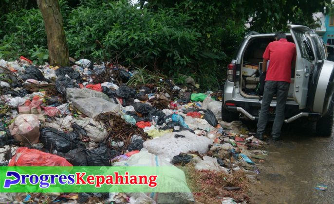 Miris, Jalan Menuju Tempat Pelayanan Pendidikan & Kesehatan Penuh Sampah
