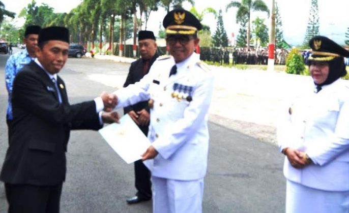 HUT RI ke 73, Bupati Terima Sertifikat Lahan TPST dan Makam Pahlawan dari BPN Kepahiang