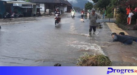Drainase Tersumbat, Jalan di Permu Banjir Hingga Masuk ke Rumah Warga