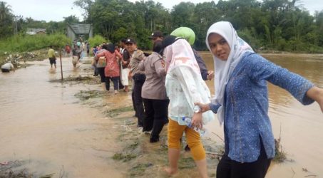 Akses ke 3 Desa di Kecamatan Ujan Mas Terisolir Banjir, Begini Polisi, TNI dan BPBD Kirim Bantuan