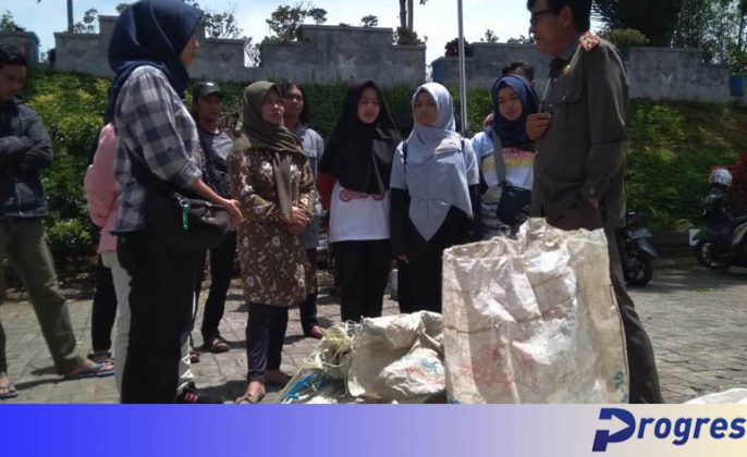 Tak Kunjung Diberi Kontainer Sampah, Karang Taruna dari 2 Desa Ini Buang Sampah ke Halaman Dinas LH