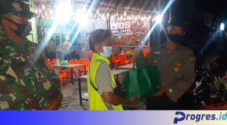 Terimbas PPKM, TNI-Polri Bagikan Bansos ke Pedagang Kaki Lima dan Jukir