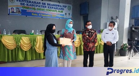 Anggota DPR RI Dewi Coryati Serahkan PIP Aspirasi Bagi Ribuan Pelajar se-Kepahiang