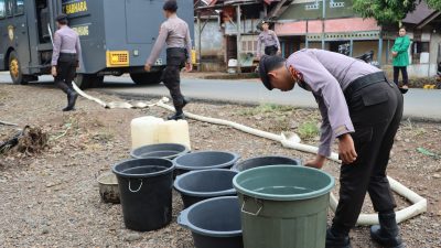 Warga Terdampak Kemarau, Polres Kepahiang Salurkan Bantuan Air Bersih