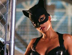 Sinopsis Film Catwoman: Patience Phillips, Dari Desainer Grafis Biasa Menjadi Pahlawan Malam yang Misterius