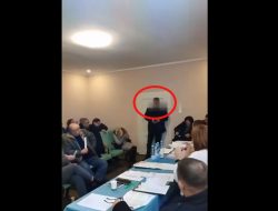 Detik-detik Dewan Ukraina dengan Santai Lempar Granat di Tengah Rapat Desa! 1 Tewas 26 Luka-luka