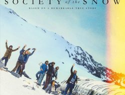 Sinopsis Society of the Snow: Kisah Nyata Penyintas Kecelakaan Pesawat Uruguay, Bertahan Hidup di Kondisi Ekstrem Daerah Bersalju.
