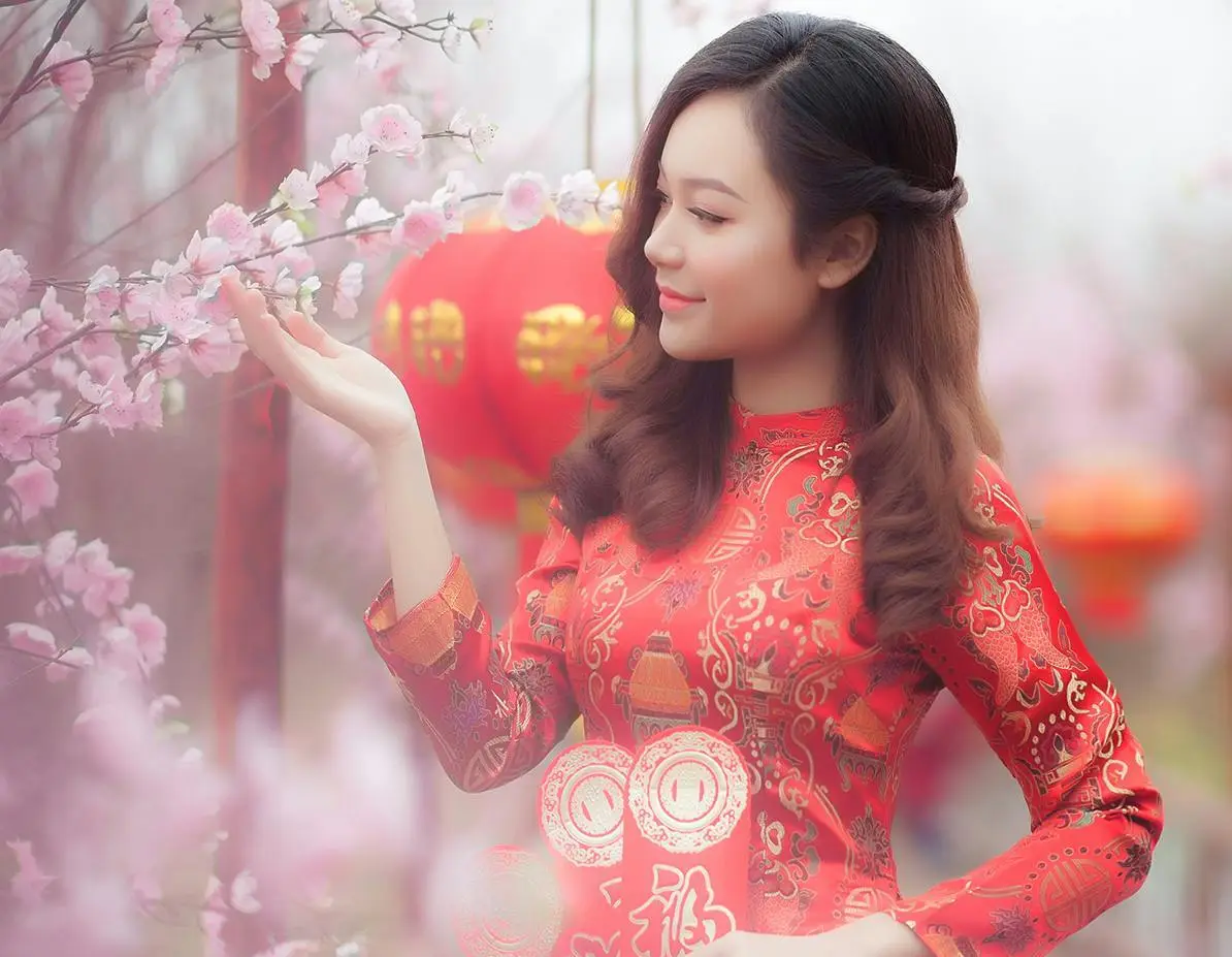 perempuan china memetik bunga