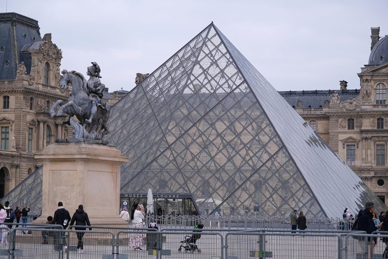 Dua Pria Ditangkap dalam Kasus Pencurian Permata Senilai Rp1,6 Triliun di Museum Louvre, Paris